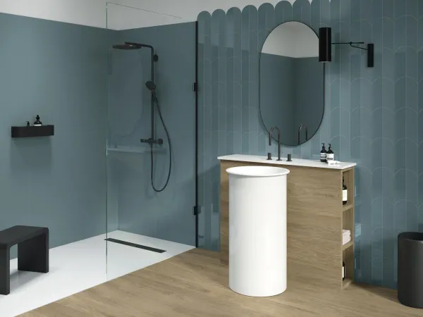Baño con azulejos efecto monocolor en tonos fríos, colección Tonality de Ape