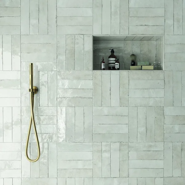 Baño con azulejos efecto monocolor, colección Tribeca de Equipe