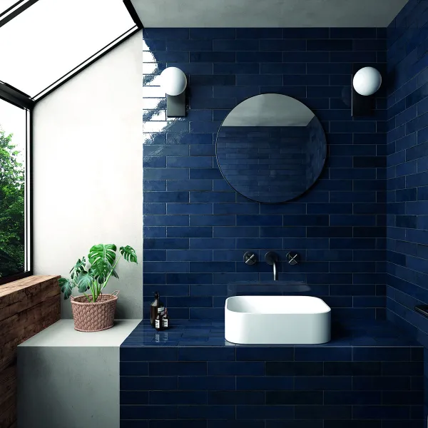 Baño con azulejos efecto monocolor en tonos fríos, colección Tribeca de Equipe