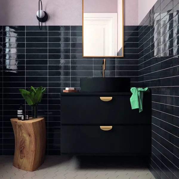 Baño con azulejos efecto monocolor en tonos fríos, colección Tribeca de Equipe