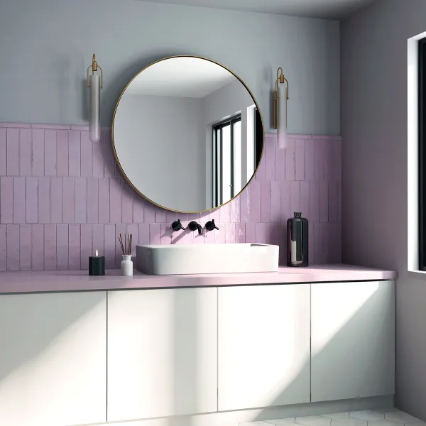 Baño con azulejos efecto monocolor en tonos fríos, colección Tribeca de Equipe