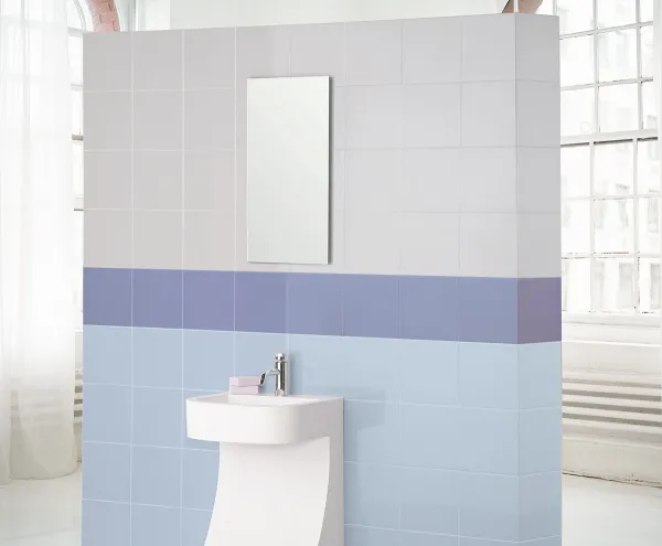 Baño con azulejos efecto monocolor en tonos fríos, colección Unicolor de Fabresa