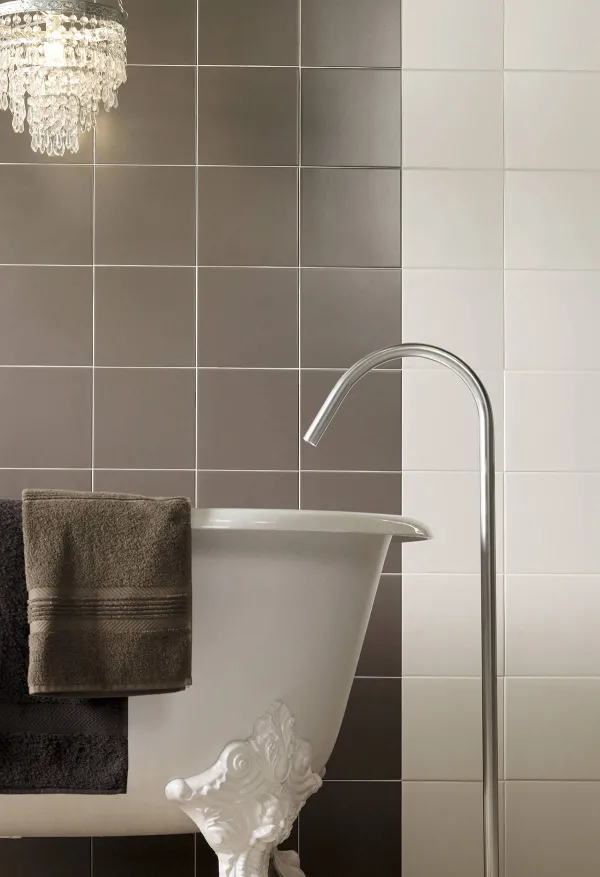 Baño con azulejos efecto monocolor, colección Unicolor de Fabresa
