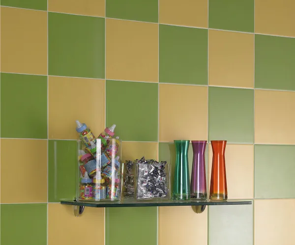 Baño con azulejos efecto monocolor, colección Unicolor de Fabresa