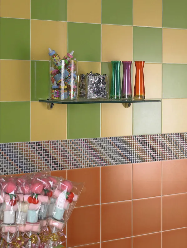 Baño con azulejos efecto monocolor en tonos cálidos, colección Unicolor de Fabresa