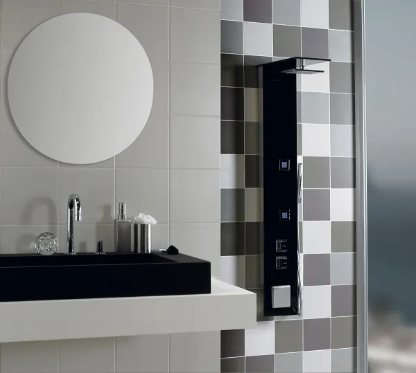 Baño con azulejos efecto monocolor, colección Unicolor de Fabresa