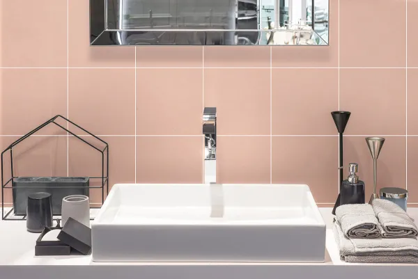 Baño con azulejos efecto monocolor en tonos cálidos, colección Unicolor de Fabresa