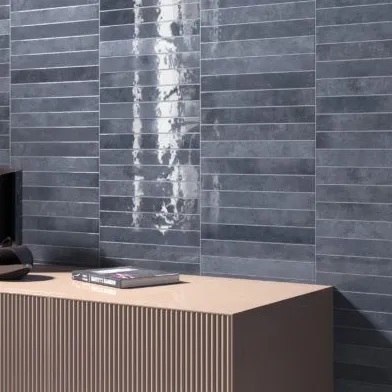Baño con azulejos efecto monocolor en tonos fríos, colección Verticale de Equipe