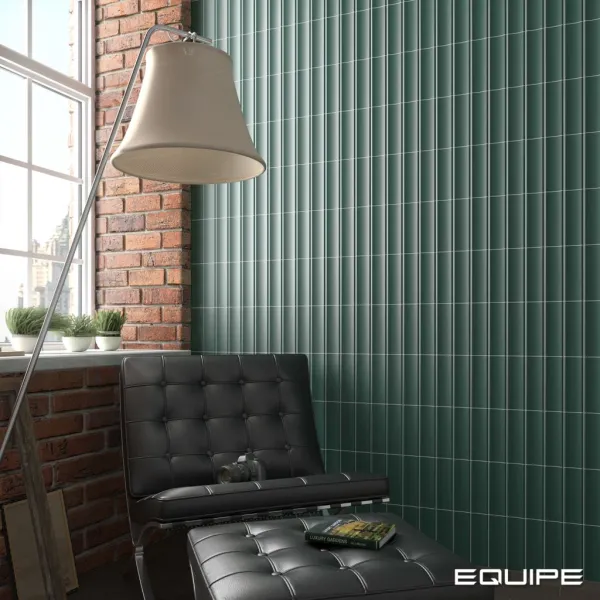 Baño con azulejos efecto monocolor en tonos fríos, colección Vibe de Equipe