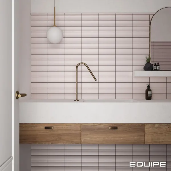 Baño con azulejos efecto monocolor en tonos cálidos, colección Vibe de Equipe