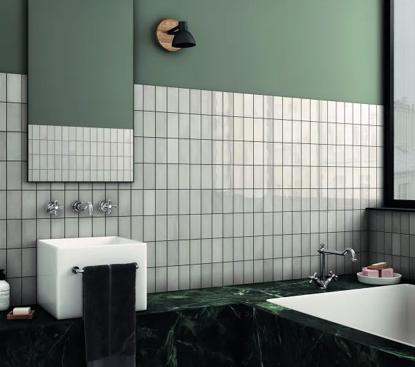 Baño con azulejos efecto monocolor en tonos fríos, colección Village de Equipe