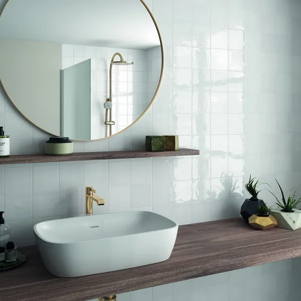 Baño con azulejos efecto monocolor en tonos fríos, colección Village de Equipe