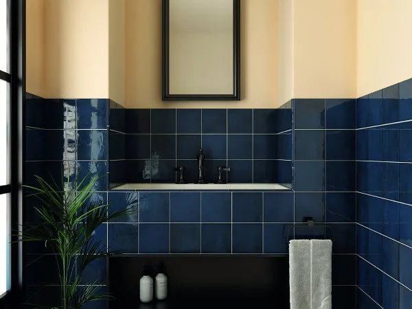 Baño con azulejos efecto monocolor en tonos fríos, colección Village de Equipe