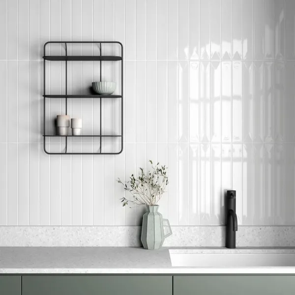 Baño con azulejos efecto monocolor en tonos neutros, colección Vitral de Equipe