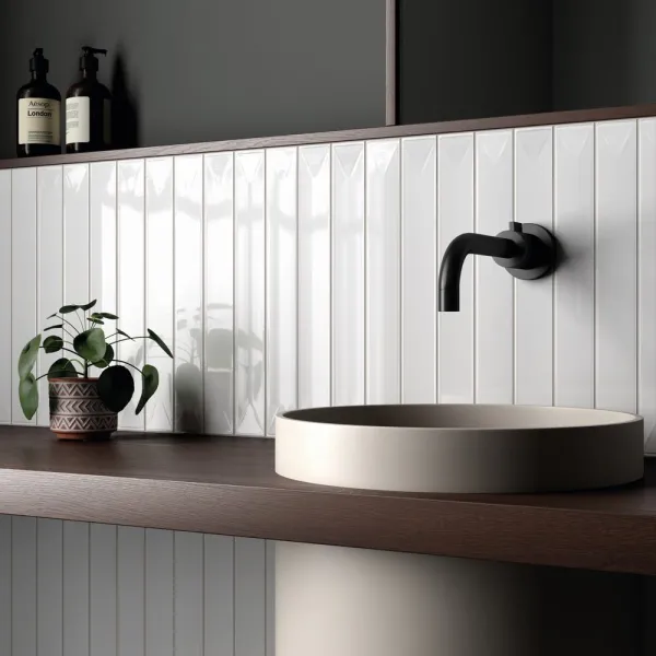 Baño con azulejos efecto monocolor en tonos neutros, colección Vitral de Equipe