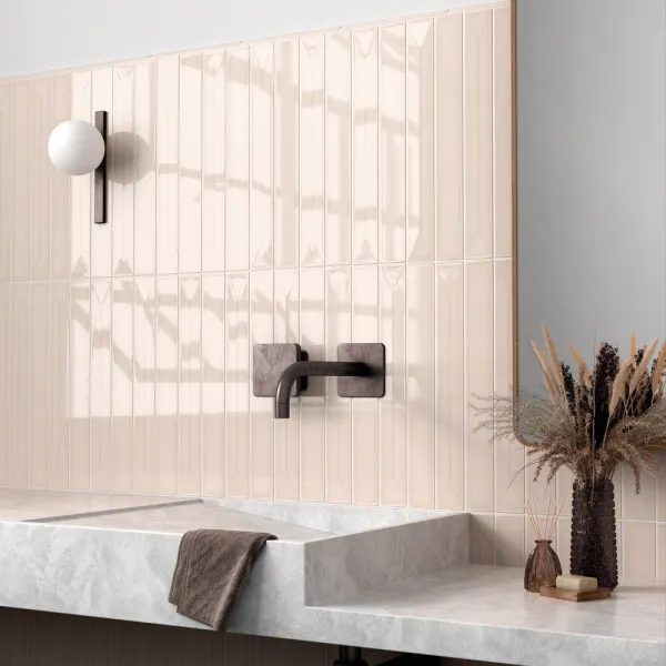 Baño con azulejos efecto monocolor en tonos cálidos, colección Vitral de Equipe