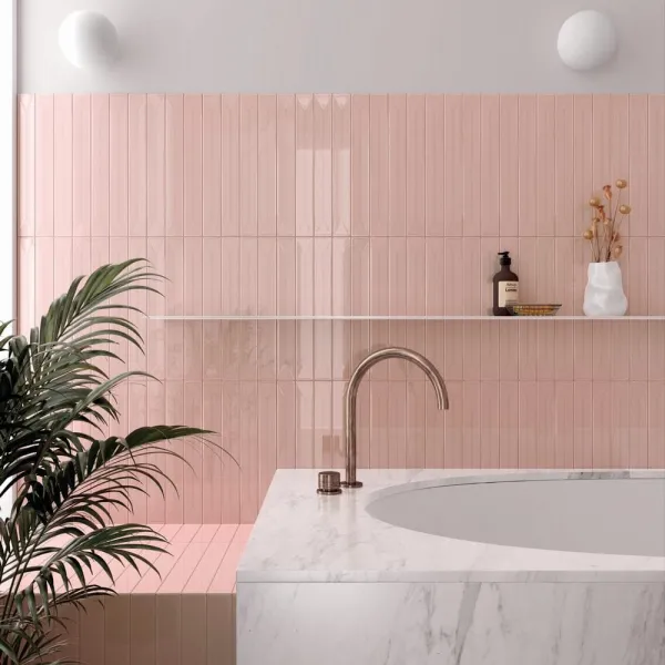 Baño con azulejos efecto monocolor en tonos cálidos, colección Vitral de Equipe