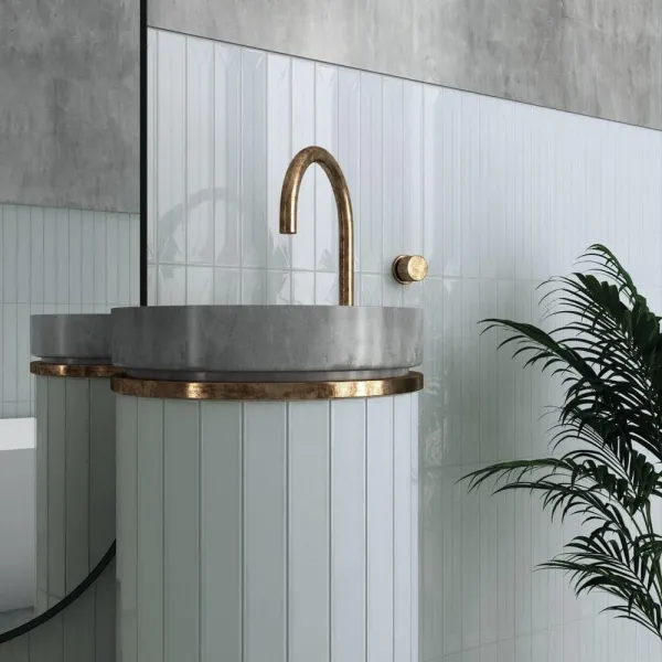 Baño con azulejos efecto monocolor en tonos fríos, colección Vitral de Equipe