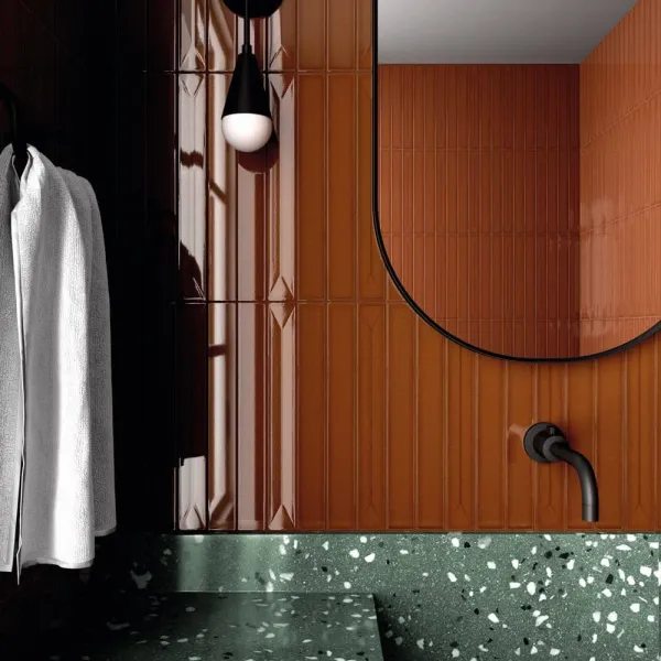 Baño con azulejos efecto monocolor en tonos cálidos, colección Vitral de Equipe