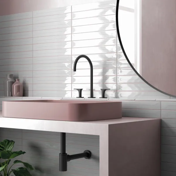Baño con azulejos efecto monocolor en tonos neutros, colección Vitral de Equipe