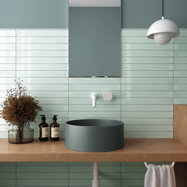 Baño con azulejos efecto monocolor en tonos fríos, colección Vitral de Equipe