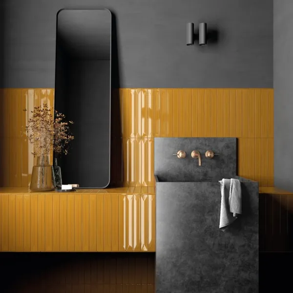 Baño con azulejos efecto monocolor en tonos cálidos, colección Vitral de Equipe