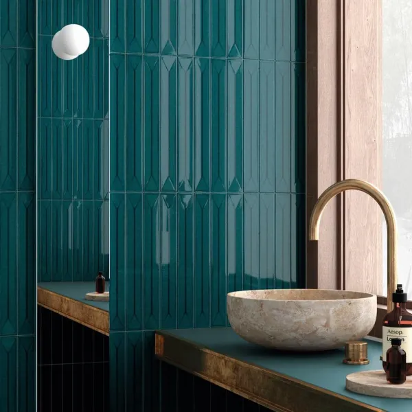 Baño con azulejos efecto monocolor en tonos fríos, colección Vitral de Equipe