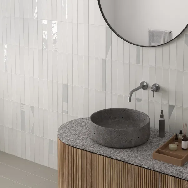 Baño con azulejos efecto monocolor en tonos neutros, colección Wadi de Equipe
