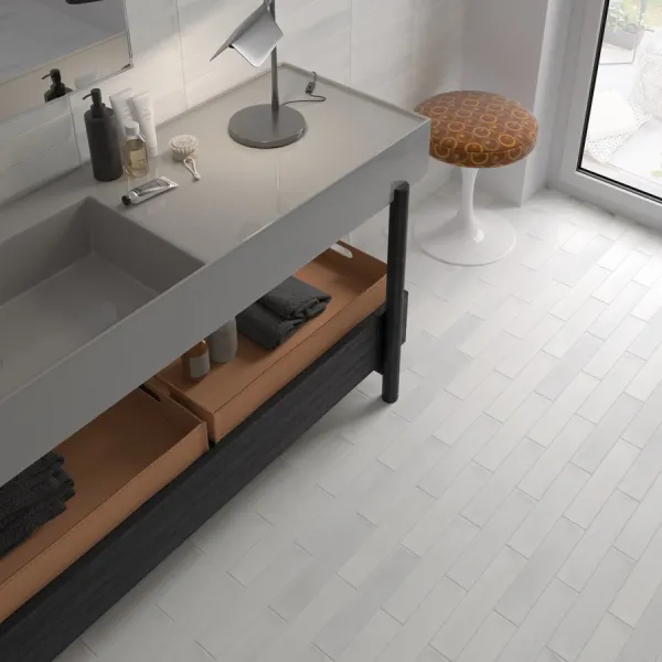 Baño con azulejos efecto monocolor en tonos neutros, colección Wadi de Equipe