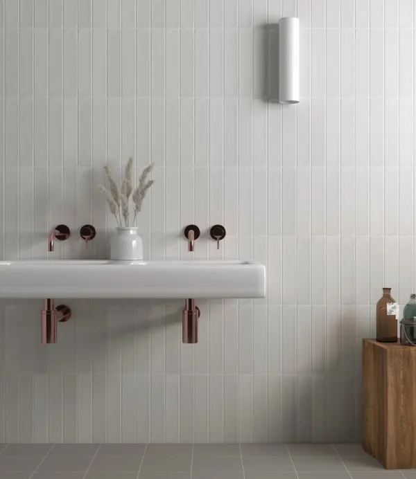 Baño con azulejos efecto monocolor en tonos neutros, colección Wadi de Equipe