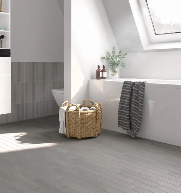 Baño con azulejos efecto monocolor en tonos neutros, colección Wadi de Equipe