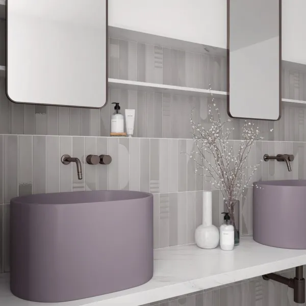Baño con azulejos efecto monocolor en tonos neutros, colección Wadi de Equipe