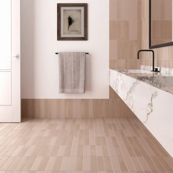 Baño con azulejos efecto monocolor en tonos cálidos, colección Wadi de Equipe
