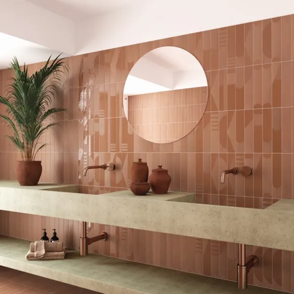 Baño con azulejos efecto monocolor en tonos cálidos, colección Wadi de Equipe