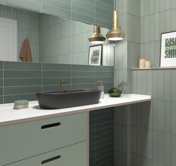 Baño con azulejos efecto monocolor en tonos fríos, colección Wadi de Equipe