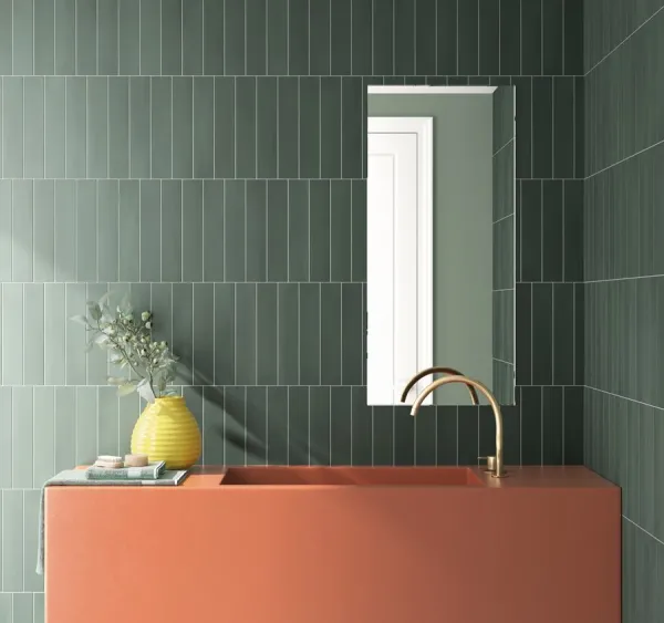 Baño con azulejos efecto monocolor en tonos fríos, colección Wadi de Equipe