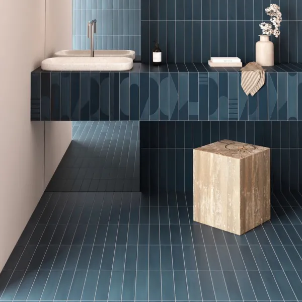 Baño con azulejos efecto monocolor en tonos fríos, colección Wadi de Equipe