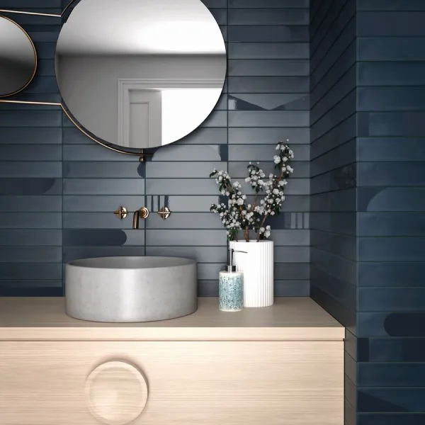 Baño con azulejos efecto monocolor en tonos fríos, colección Wadi de Equipe