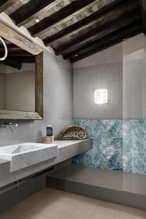 Baño con azulejos efecto monocolor, colección White deco de Marazzi