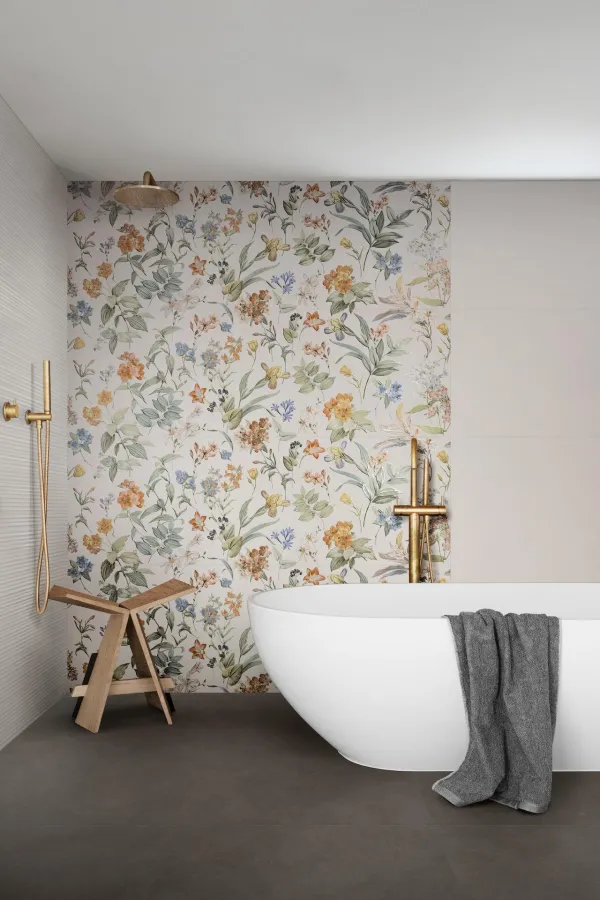 Baño con azulejos efecto monocolor, colección White deco de Marazzi