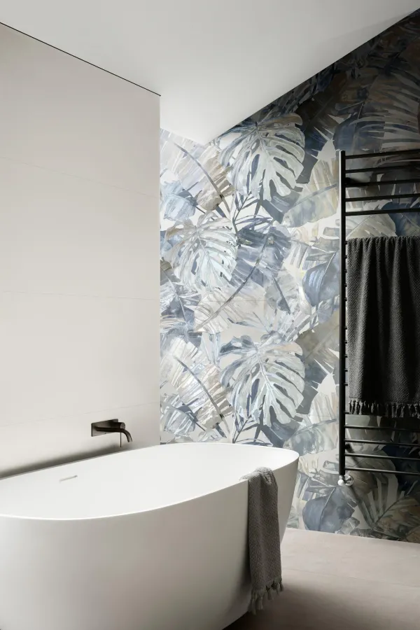 Baño con azulejos efecto monocolor en tonos neutros, colección White deco de Marazzi