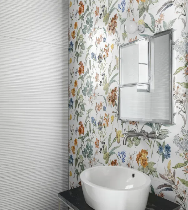 Baño con azulejos efecto monocolor en tonos neutros, colección White deco de Marazzi