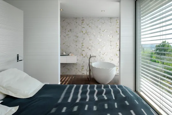 Baño con azulejos efecto monocolor en tonos fríos, colección White deco de Marazzi