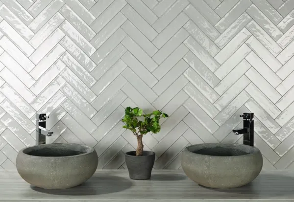 Baño con azulejos efecto monocolor en tonos neutros, colección Zellige de Natucer