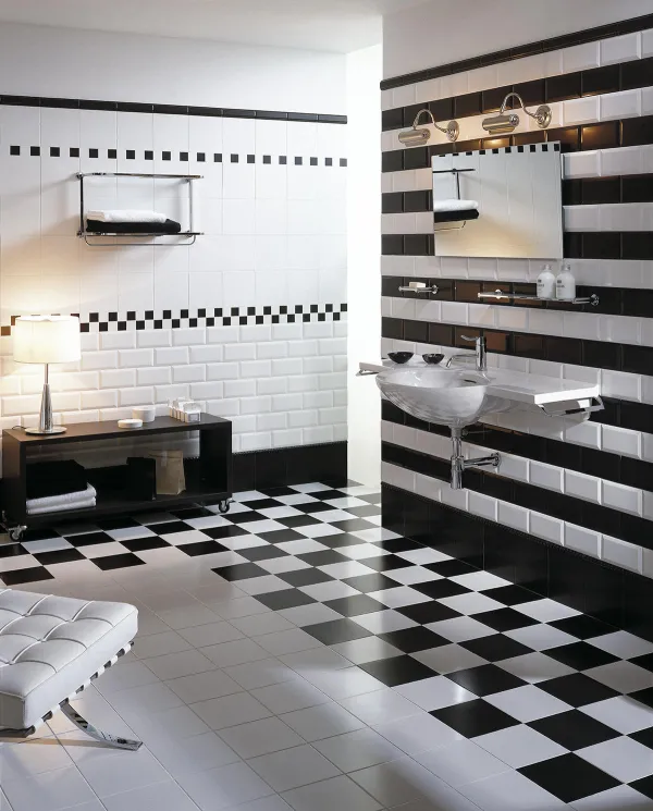 Baño con azulejos efecto monocolor en tonos neutros, colección Zola de Vives