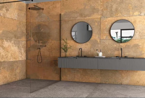 Baño con azulejos efecto óxido en tonos cálidos, colección Brooklyn de TAU ceràmica