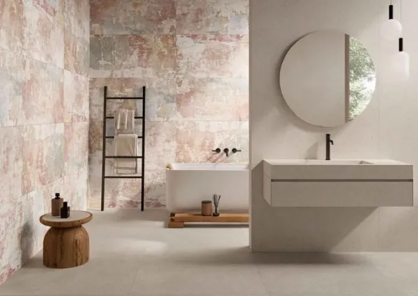 Baño con azulejos efecto óxido en tonos cálidos, colección Fresco de Durstone