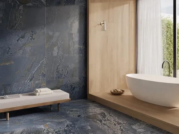 Baño con azulejos efecto óxido en tonos fríos, colección Planet de Fanal