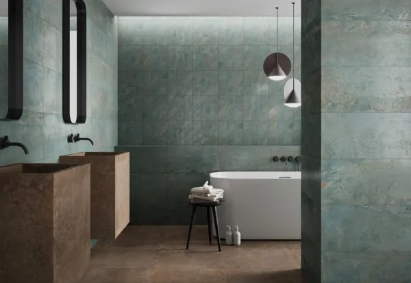 Baño con azulejos efecto óxido en tonos fríos, colección Sonar de Colorker