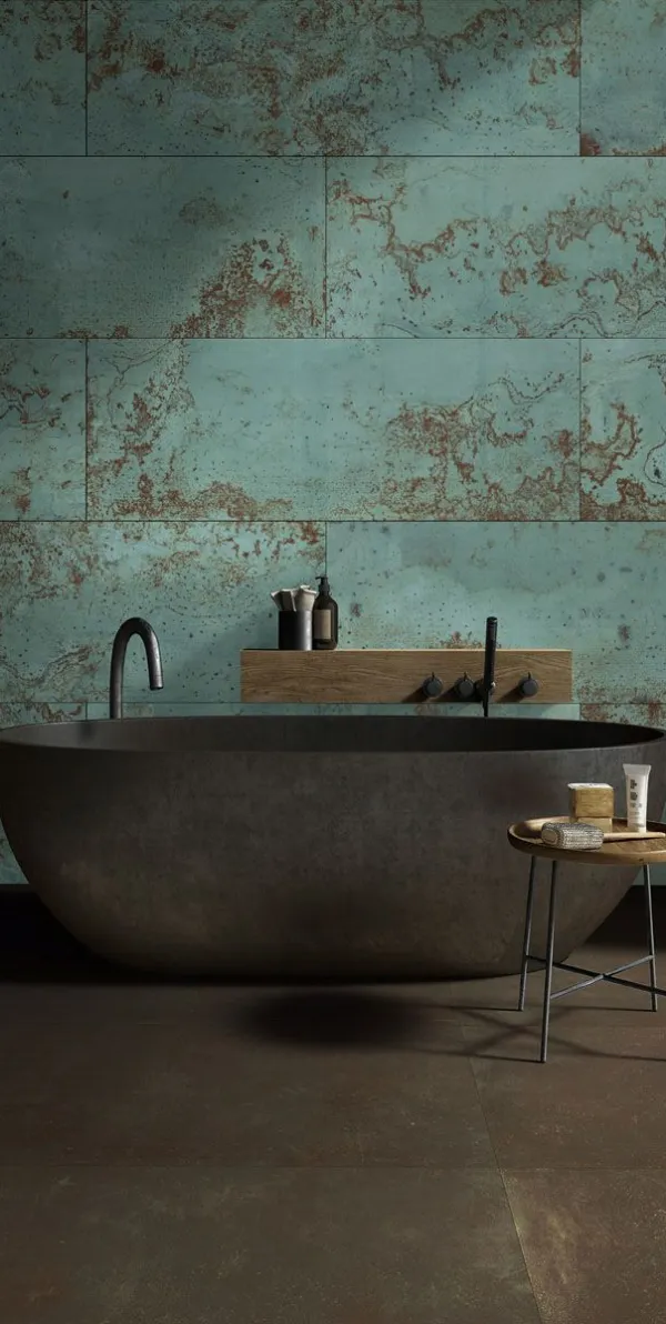 Baño con azulejos efecto óxido en tonos fríos, colección Zinc de Apavisa